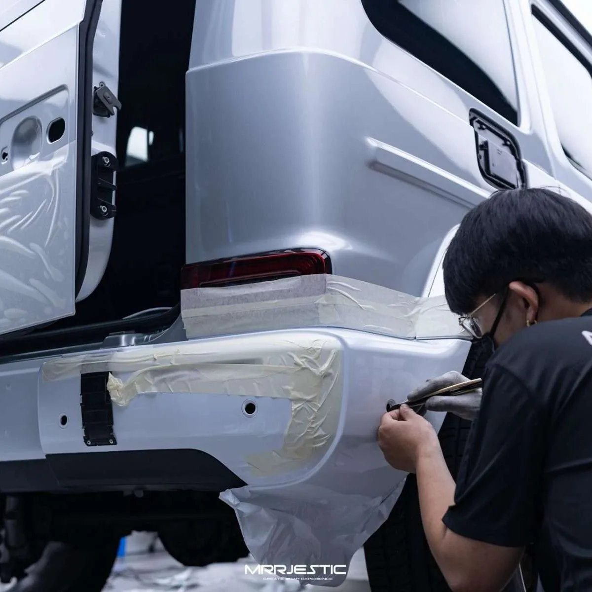 White colour-change wrap on a Mercedes-AMG G63